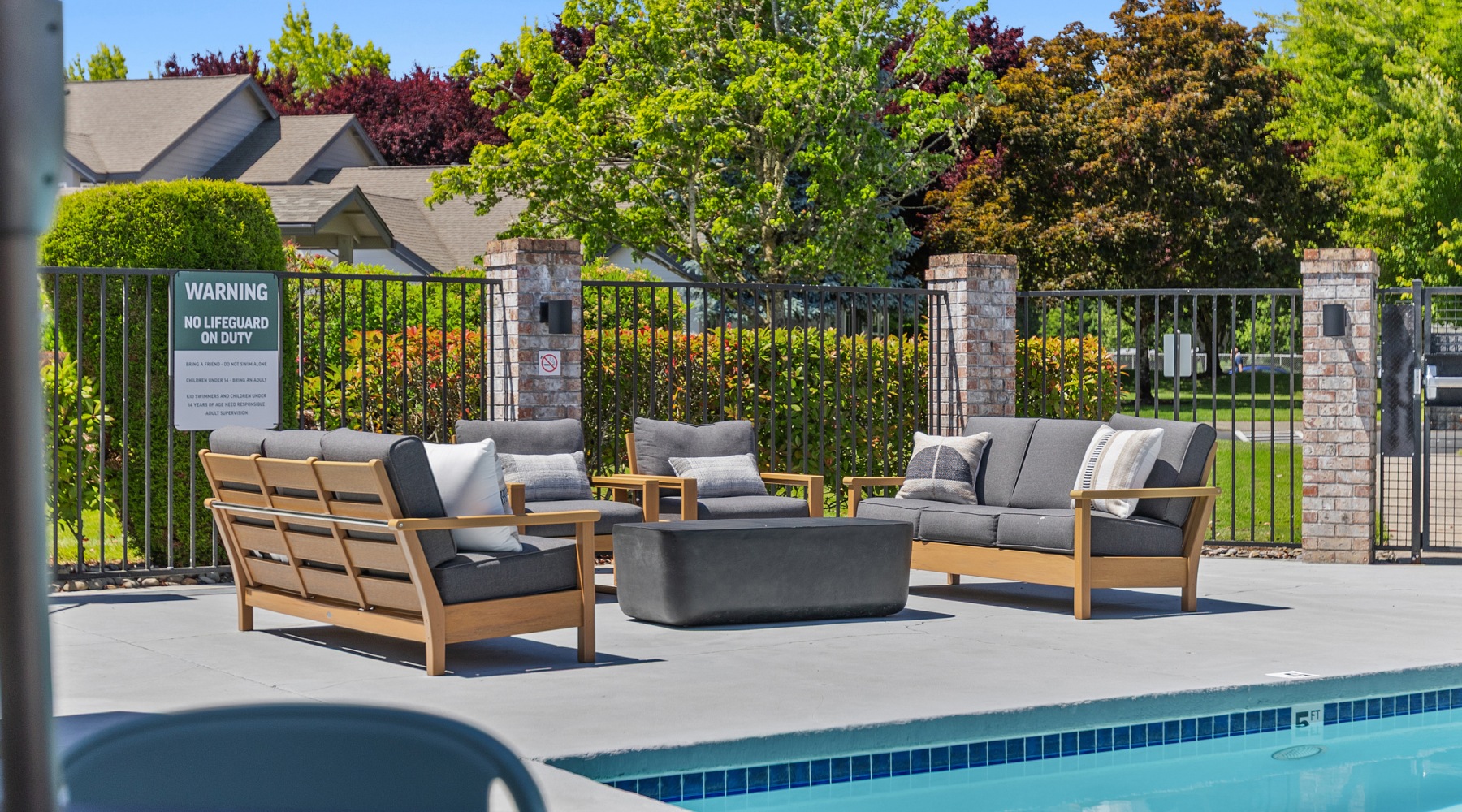 cade-apartments-poolside-lounge-seating-area-vancouver-wa